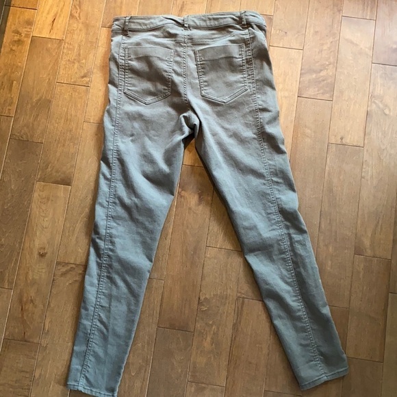 H&M Green Stretchy Skinny Pant - Picture 6 of 10
